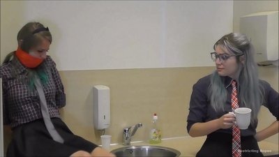 нашъаманд / баста ва gagged / хонум дар изтироб