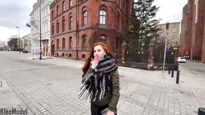 Пикапи оммавӣ: Духтари зебо барои iPhone ғусса мекунад ва дар кисаи худ сина мегирад. CleoModel